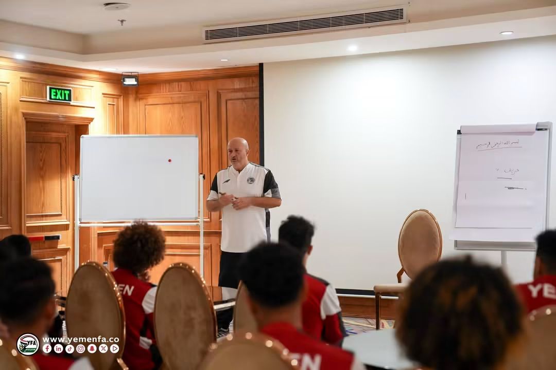 محاضرة نظرية للاعبي المنتخب الوطني تحضيراً للمواجهة الودية أمام الكويت